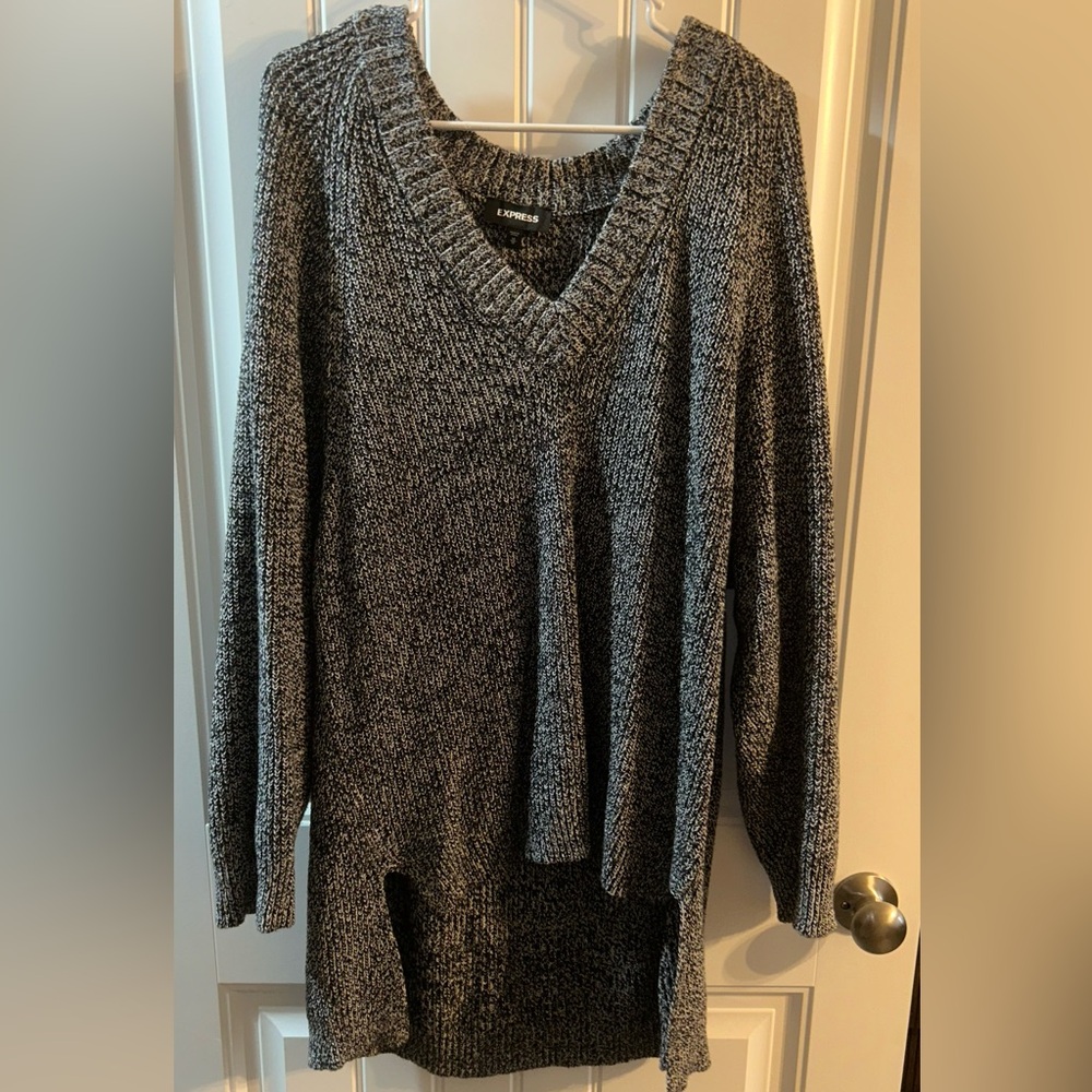 Express Women’s V Neck Hi-Low Sweater, Black and White Marled, M